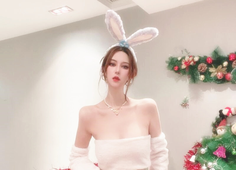 华人女 神Fiona o好想吃 掉这个小 姐 姐皮 肤白面 容好 揉着软软 的 胸 好 酥啊