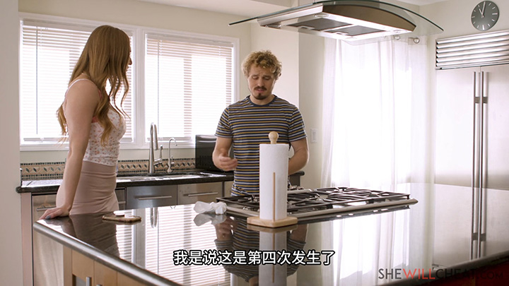 巨乳金发美女与继子欺骗丈夫